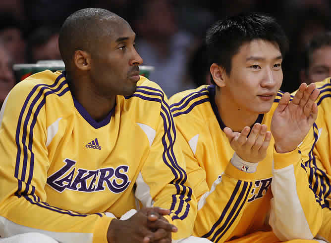 El ala-pívot español de los Lakers de Los Ángeles, Pau Gasol, ha sido baja para el encuentro frente a los Knicks de Nueva York por una faringitis