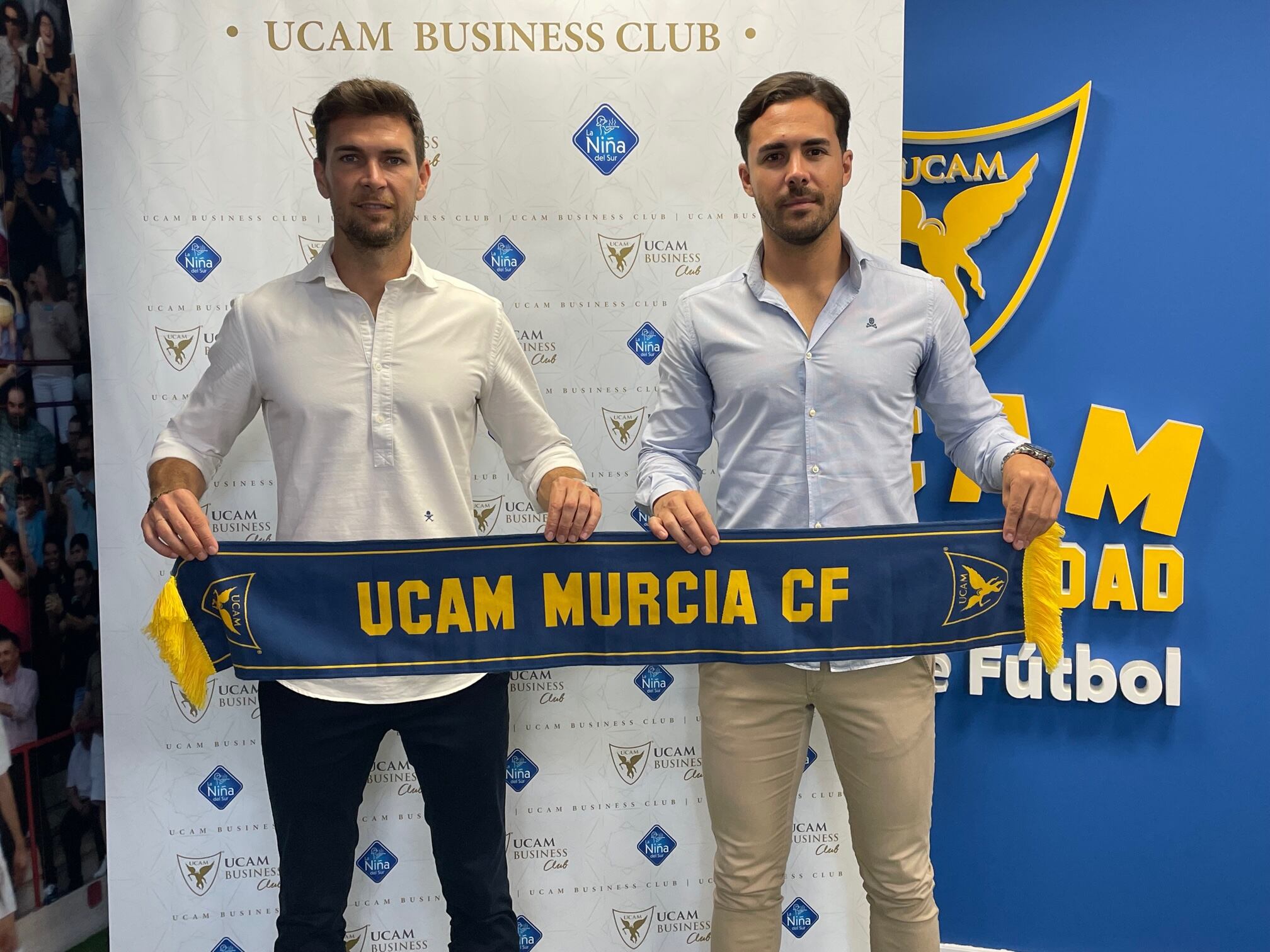 Víctor Cea, entrenador del UCAM Murcia CF, y Miguel Linares, Director Deportivo del club universitario