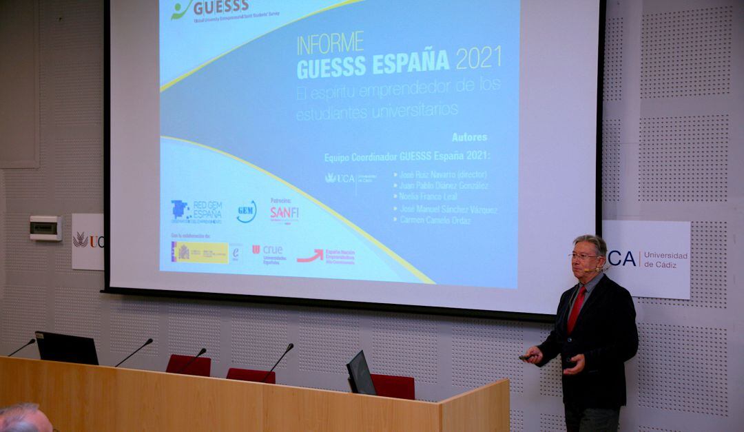 El profesor Ruiz Navarro durante la presentación