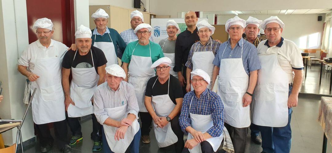 Las quince plazas del taller de cocina para mayores ya están cubiertas y hay lista de espera para el próximo curso.