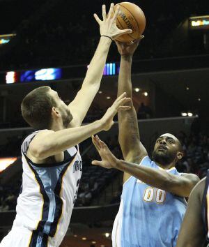 El español defiende el aro de los Grizzlies ante Darrell Arthur, de los Nuggets.