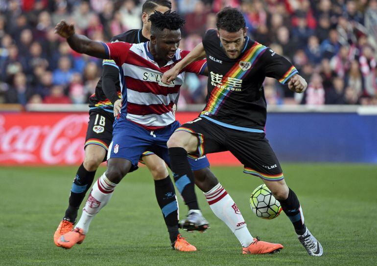 El delantero nigeriano del Granada Isaac Success y el defensa del Rayo Vallecano Quini