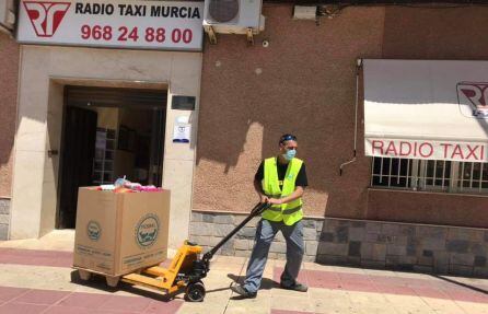 A través de la cuenta en Twitter de Radio Taxi Murcia se pueden ver numerosas imágenes del trabajo solidario que se está llevando a cabo