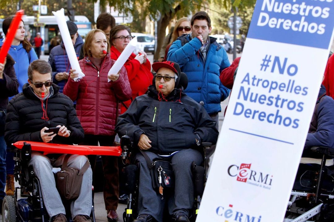 CERMI se manifiesta frente al Ayuntamiento de Madrid contra el uso de los patinetes en las aceras. 