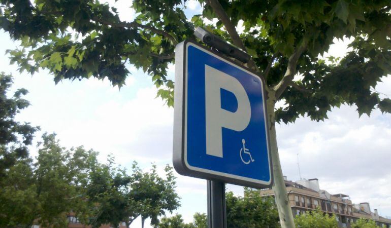 Imagen de una señal de aparcamiento para personas con movilidad reducida