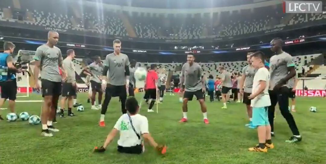 Imagen del entrenamiento del Liverpool junto a los niños de la Fundación de la UEFA