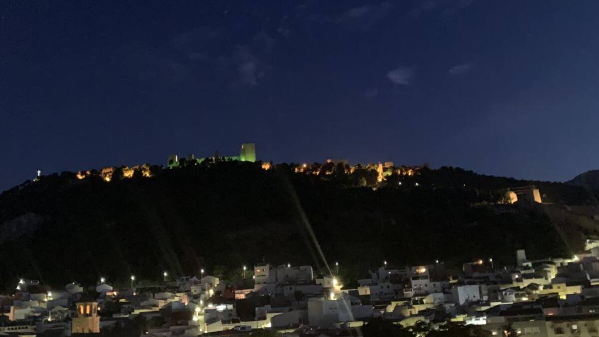 El Castillo de Santa Catalina se ilumina de verde