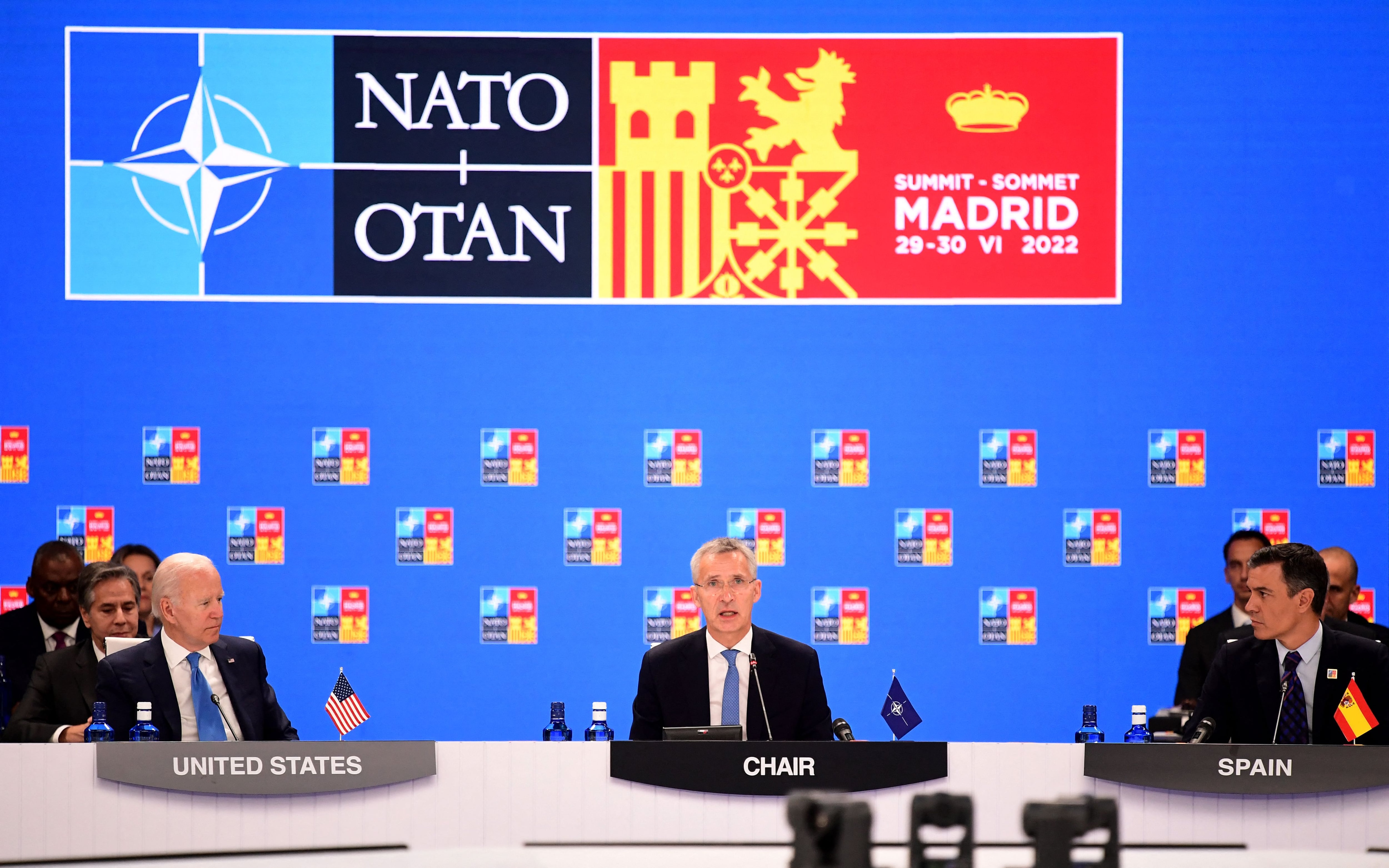 Jens Stoltenberg, Pedro Sánchez y Joe Biden durante una reunión de la cumbre de la OTAN