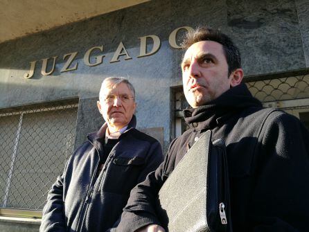 El abogado de IU Alberto López Villa (D) junto al coordinador de la formación José Luis Ordoñez