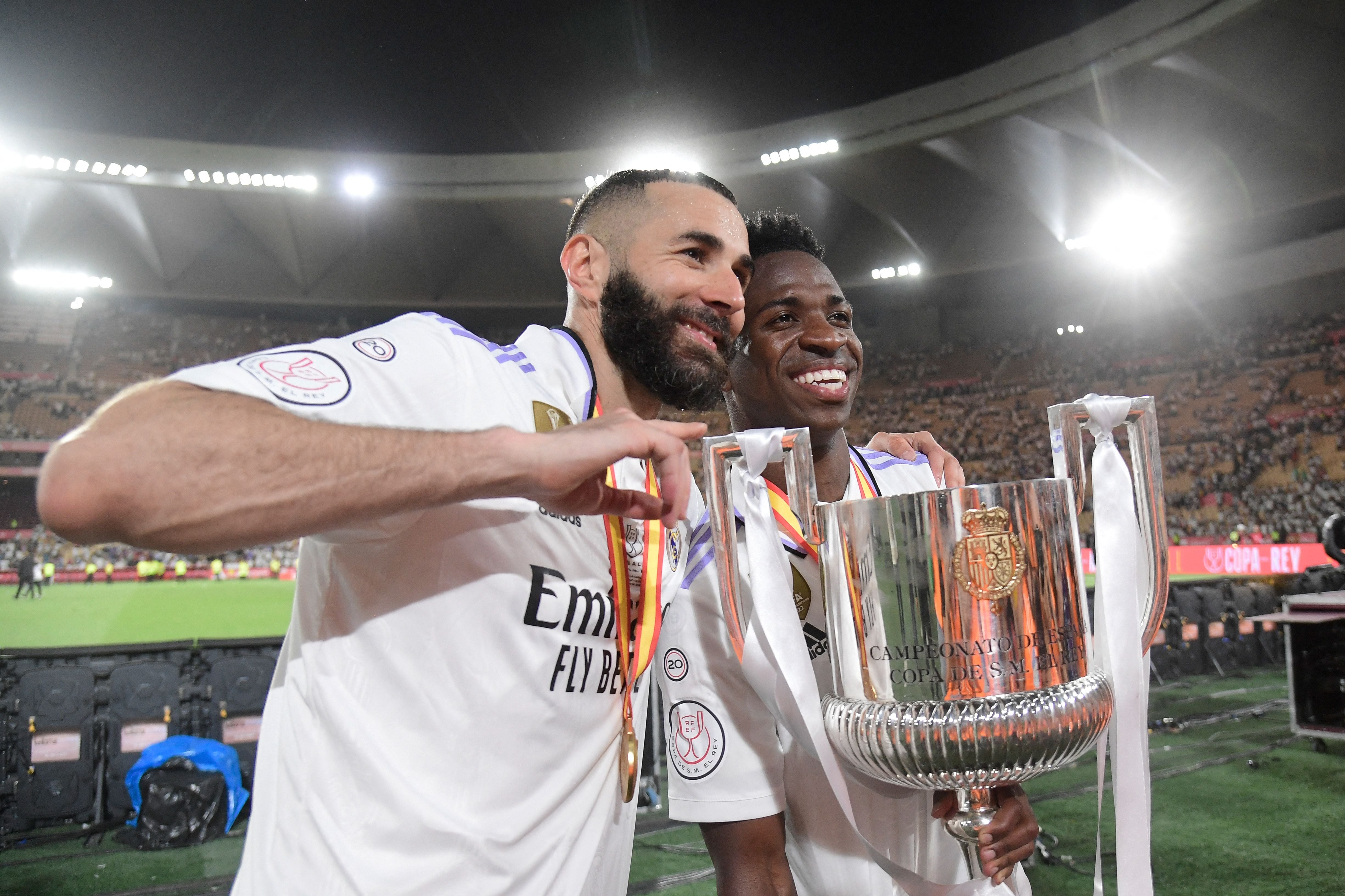 Karim Benzema y Vinicius celebran la Copa del Rey conseguida ante Osasuna en 2023