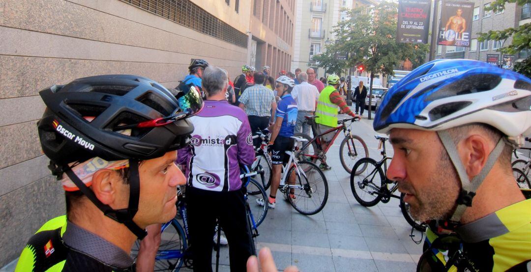 Concentración de ciclistas frente a los Juzgados