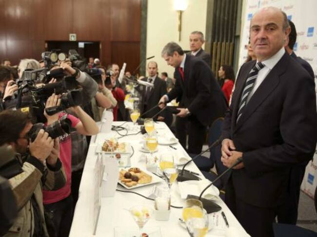 GRA041 MADRID, 18/5/2015.- El ministro de Economía, Luis de Guindos, ha dicho hoy que la economía española está creciendo en el primer semestre del año, y en términos anualizados, más cerca del 3,5 % que del 3 %.De Guindos ha hecho esta consideración dura