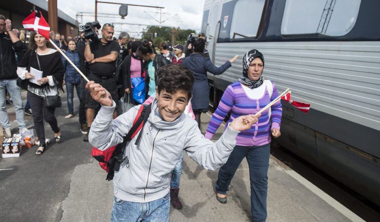 Refugiados, principalmente sirios, toman un tren hacia Suecia en la estación de Padborg en Dinamarca.