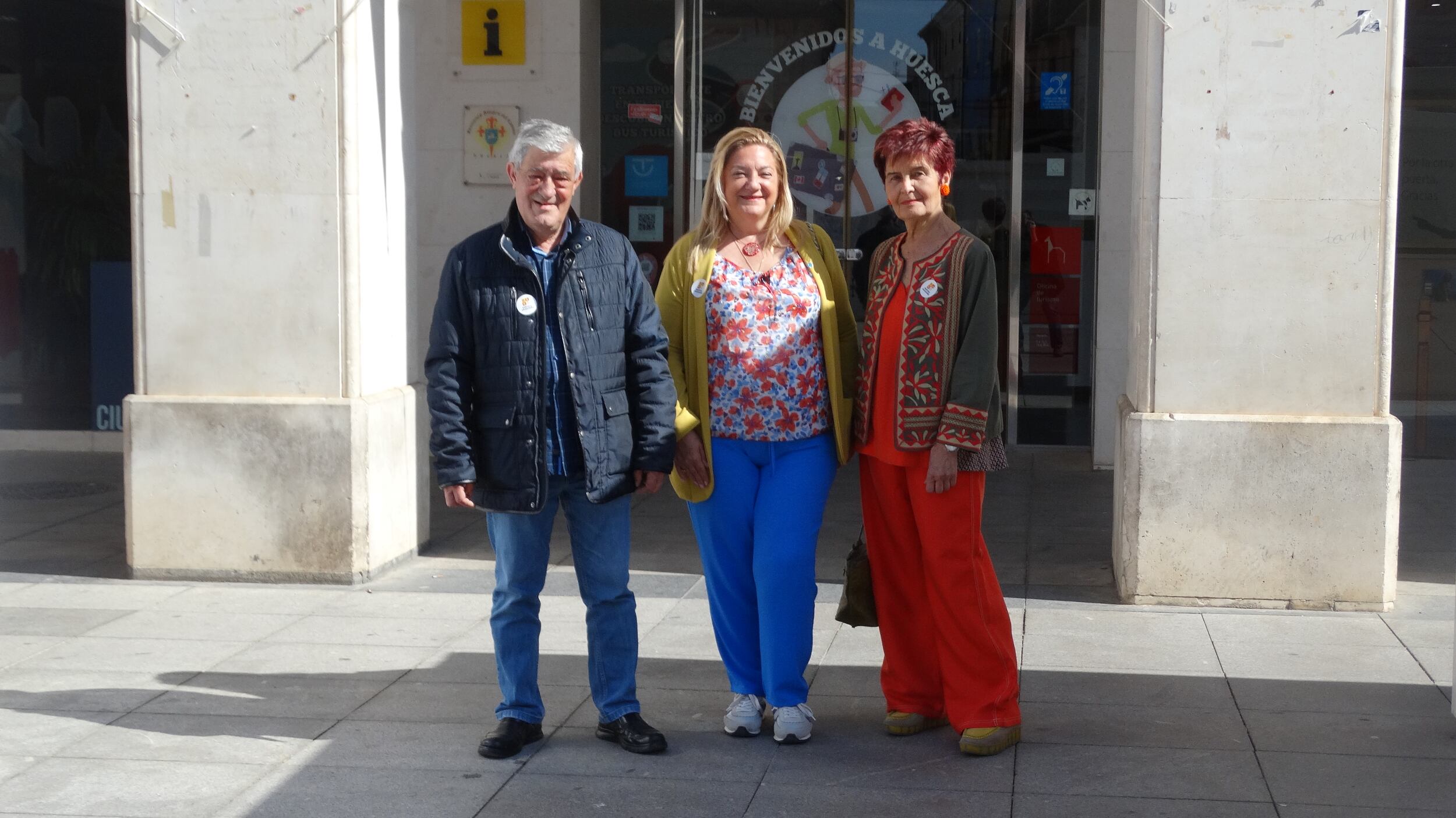 Mª Eugenia Gabás e integrantes de su candidatura en la oficina de turismo