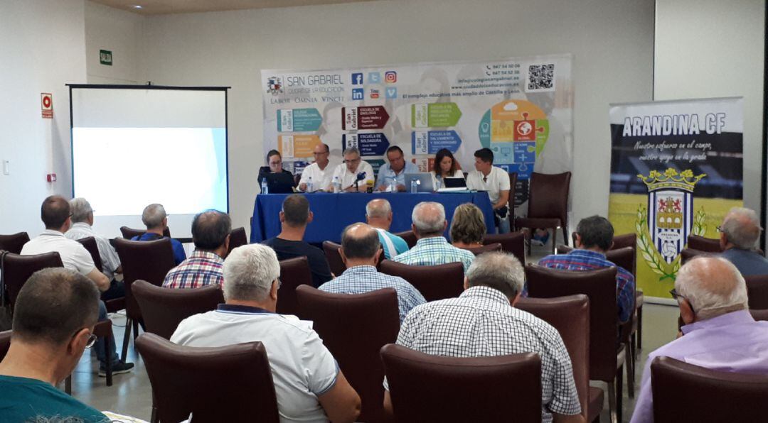 Imagen de la asamblea de la Arandina celebrada en el Centro Tomás Pascual.