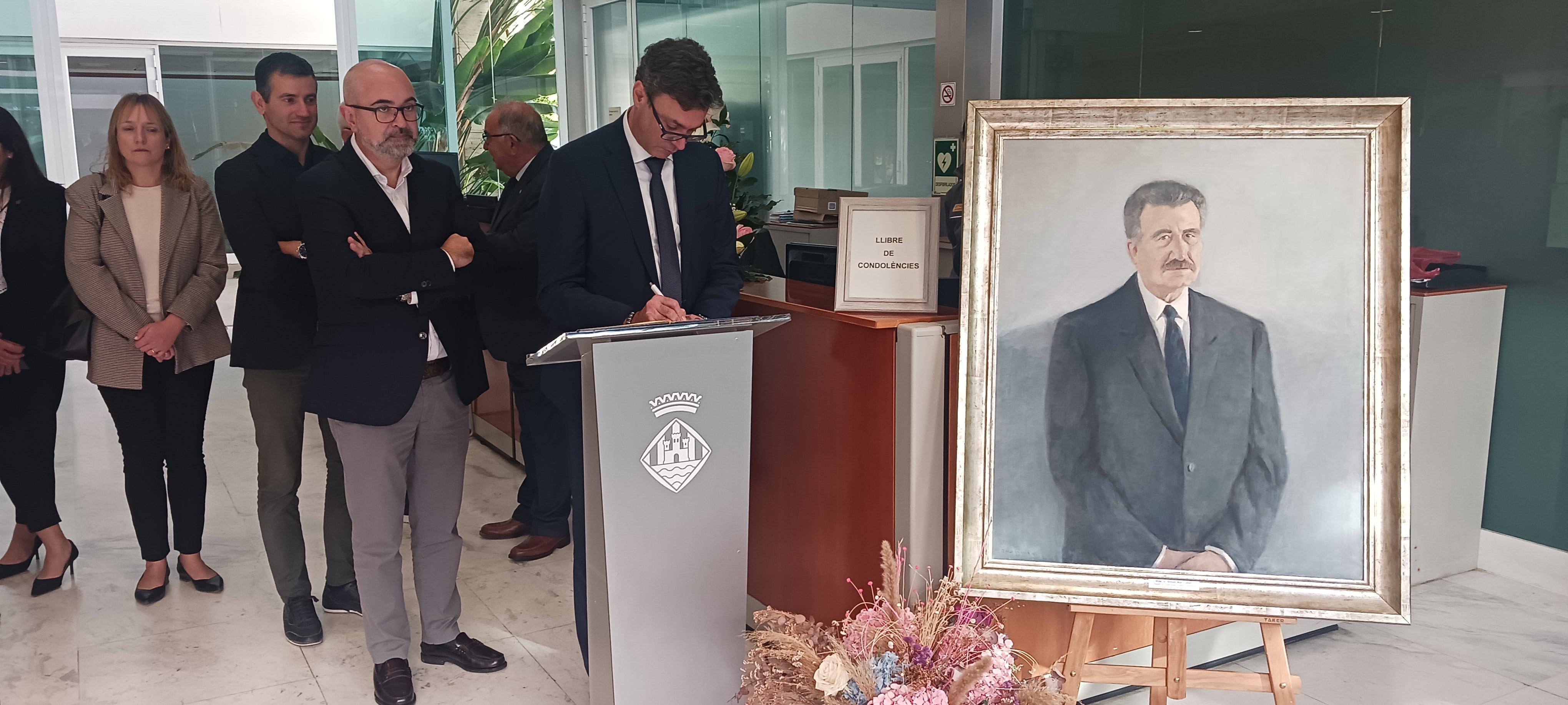 Antoni Costa, vicepresidente del Govern firmando en el libro de condolencias