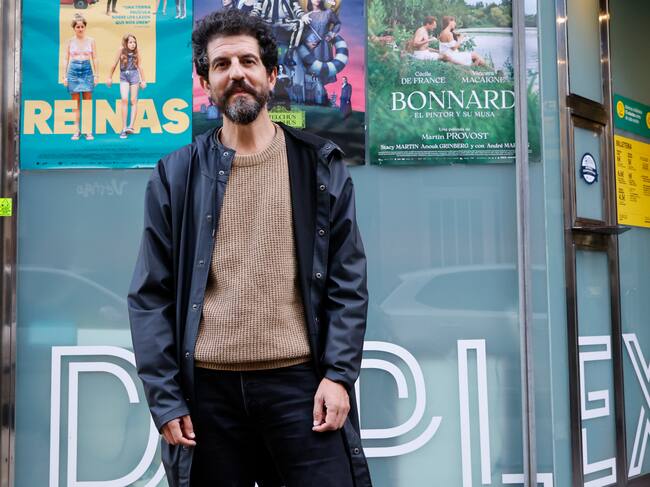 Ramiro Ledo, responsable de los cines, ante las salas del barrio de Esteiro (foto: Kiko Delgado / EFE)