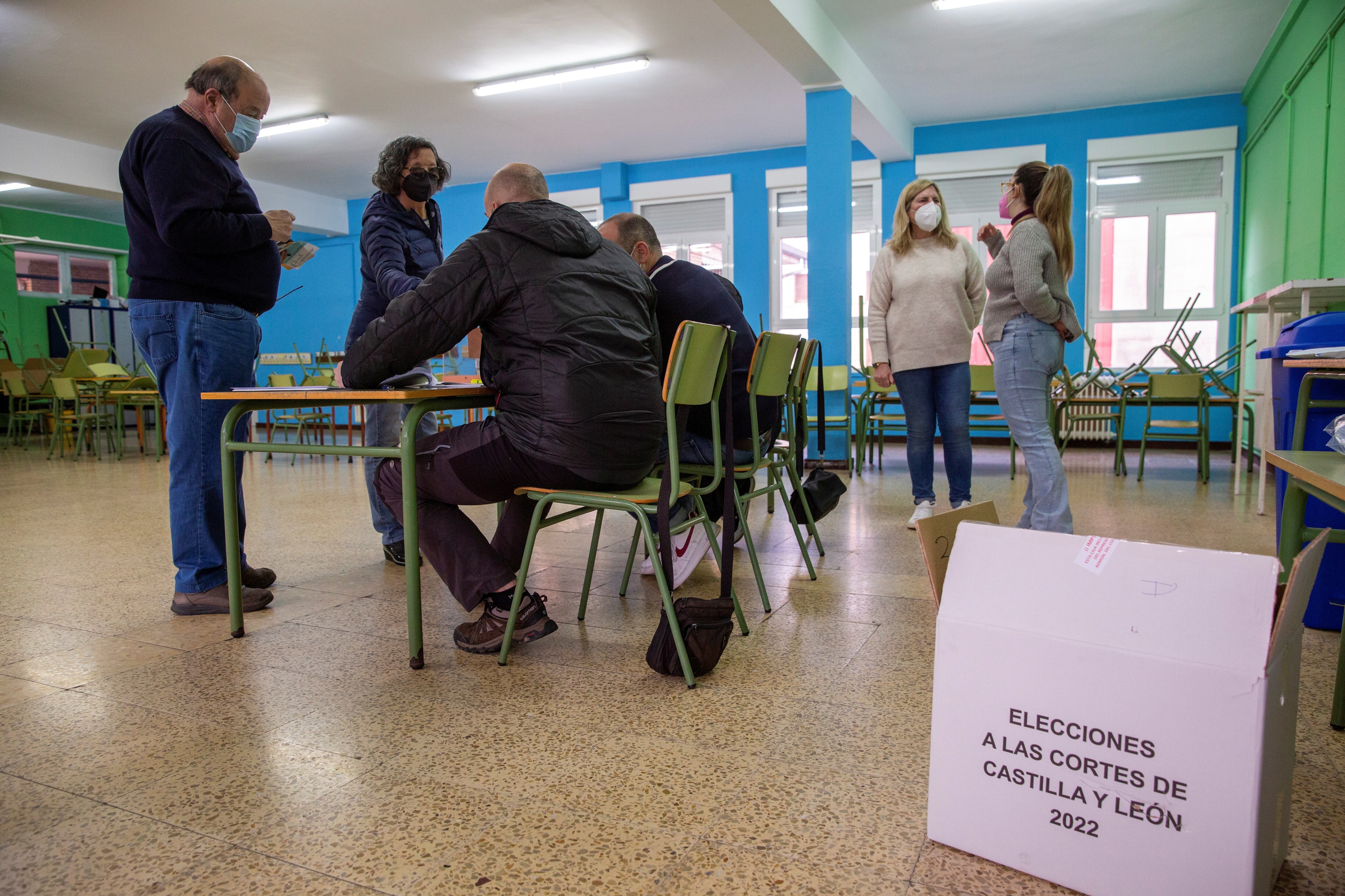 Los primeros votantes acuden a ejercer su derecho en el colegio electoral de la localidad de Treviño, una de las tres mesas dispuestas en el Condado de Treviño, enclave burgalés en territorio de Álava. EFE/David Aguilar