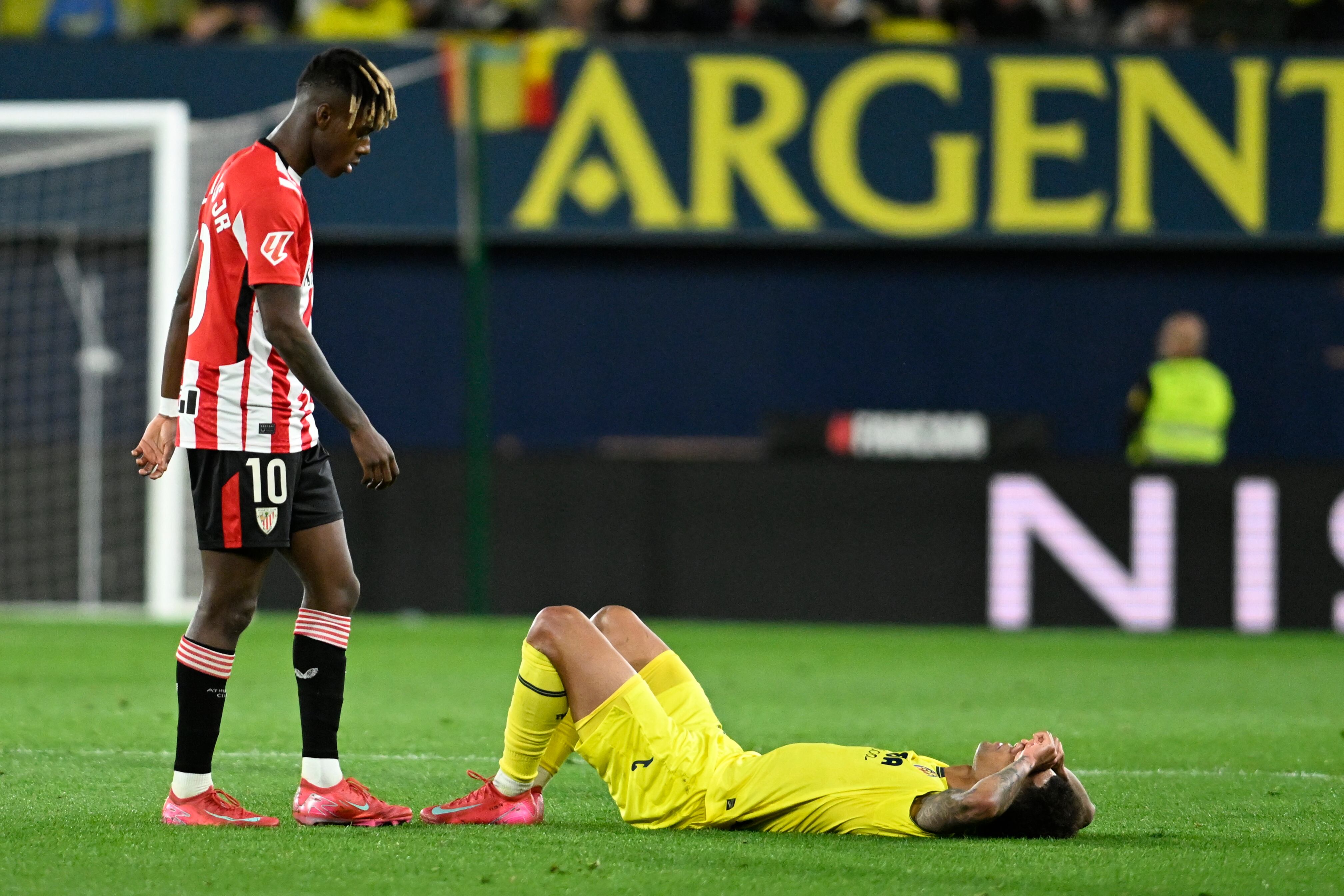 VILLARREAL (CASTELLÓN), 06/04/2025.- El delantero canadiense del Villarreal Tajon Buchanan (d) en el suelo junto al delantero del Athletic Club Nico Williams durante el encuentro correspondiente a la jornada 30 de Laliga EA Sports que disputan hoy domingo Villarreal y Athletic Club en el estadio de La Cerámica, en la localidad castellonense. EFE / Andreu Esteban.