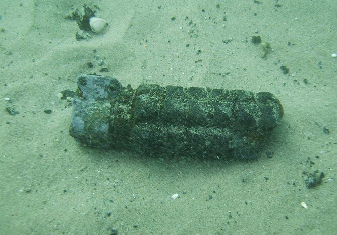 Un dels projectils que els bussejadors de l&#039;Armada han trobat al mar, a prop de Sitges