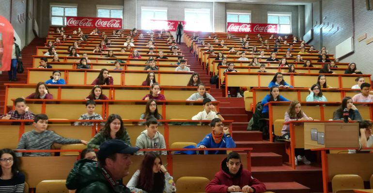 Algunos de los alumnos que este viernes participaron en el concurso de Coca-Cola en león