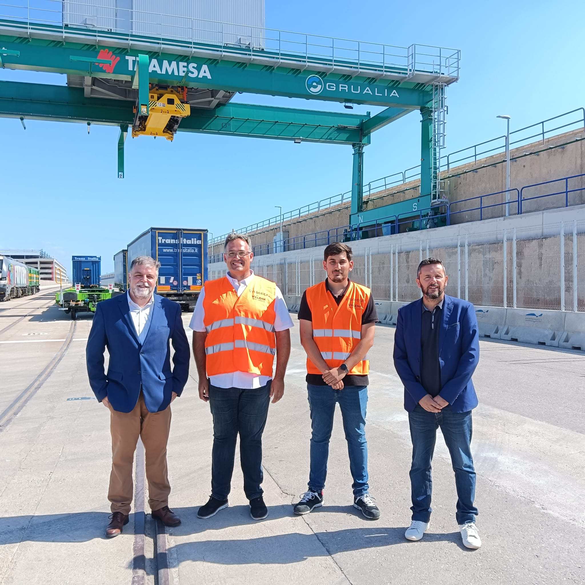 Alcalde y concejal de urbanismo con representantes de la empresa de Villena