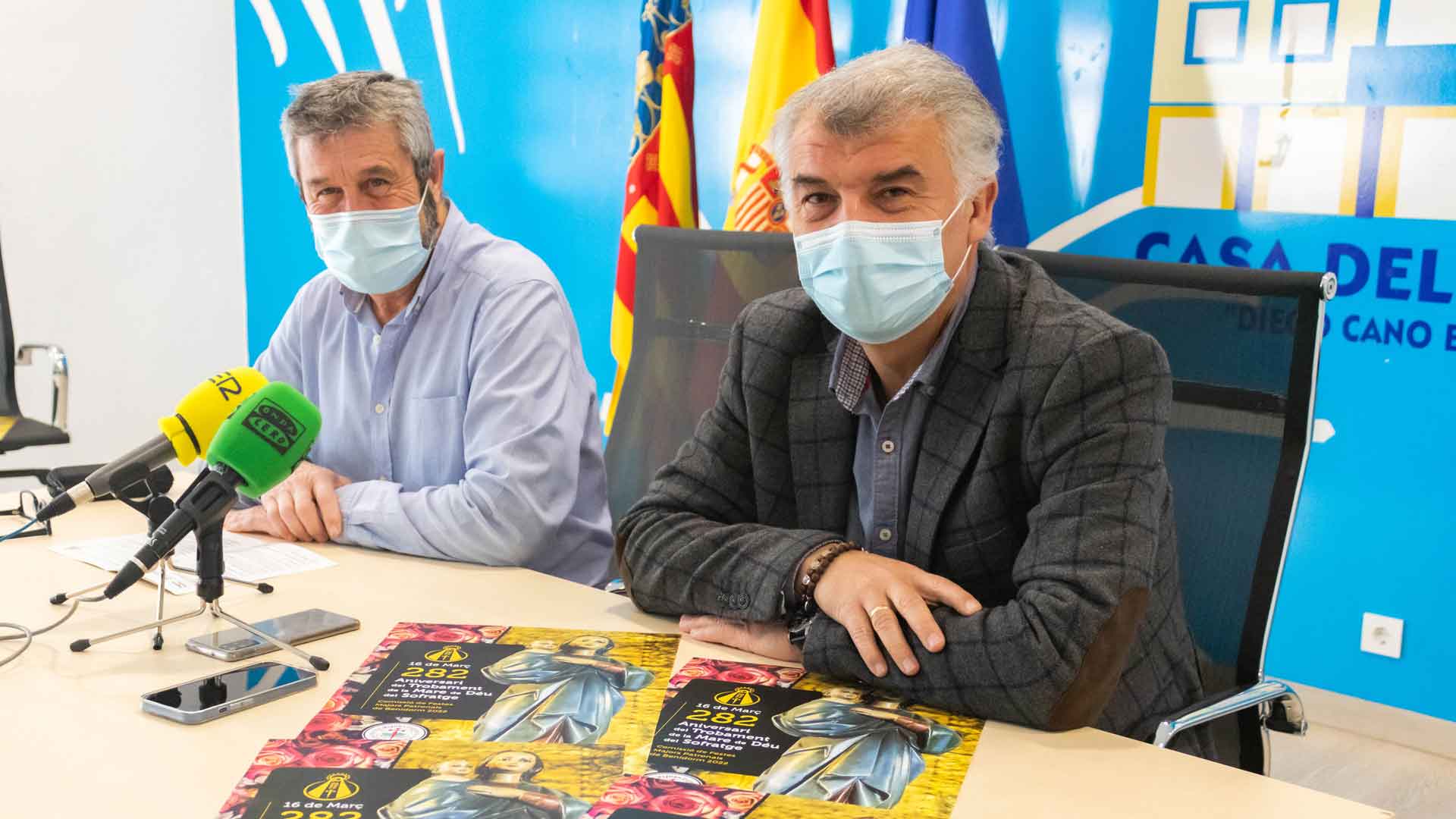 El presidente de la Comissió de Festes de Benidorm, José Vicente Fuster, y el concejal de Fiestas, Jesús Carrobles, durante la presentación de la programación este martes en la Casa del Fester / M.B.