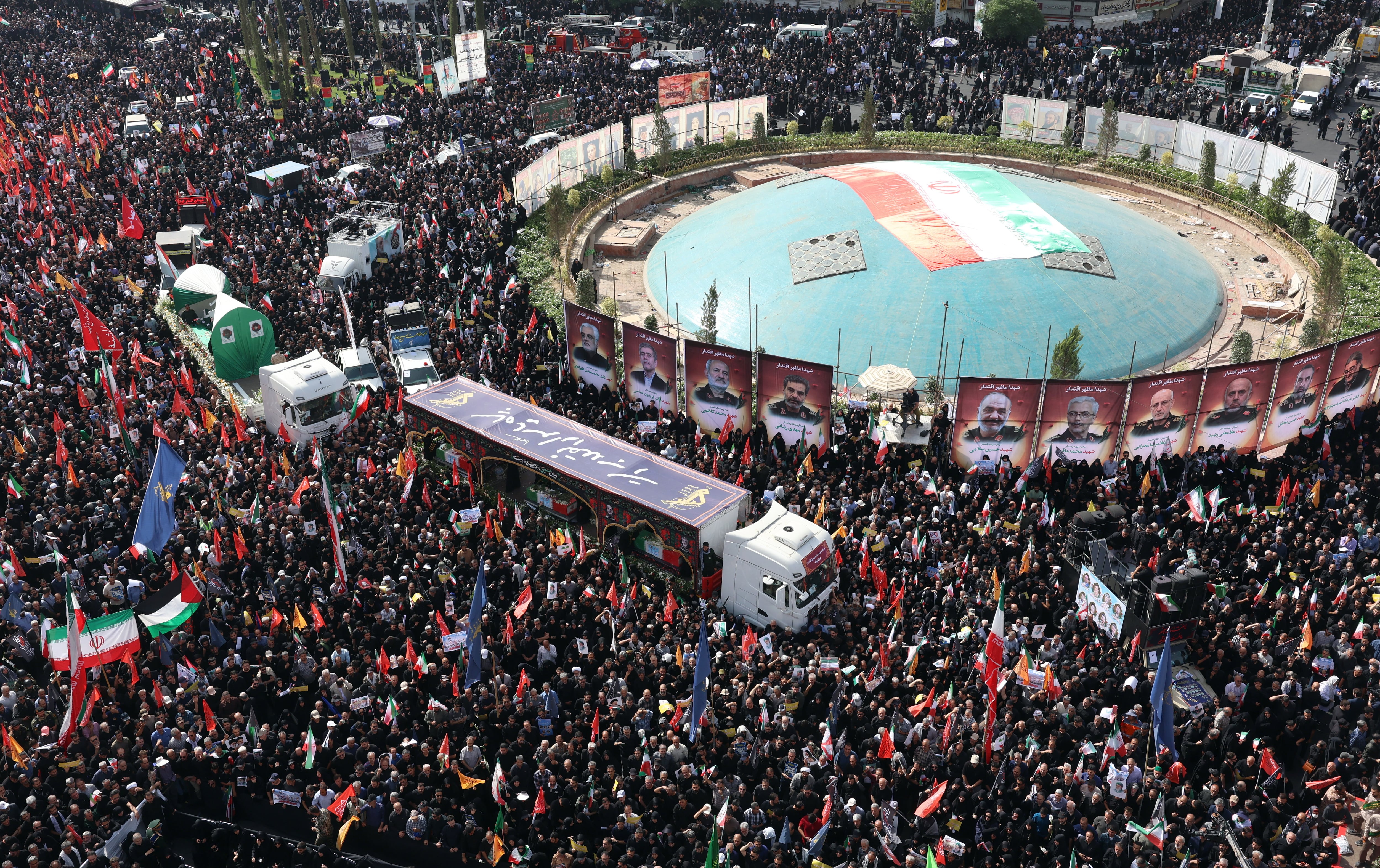 Una multitud de iraníes acuden a las ceremonias funerales de las víctimas de los ataques israelíes este sábado en Teherán. EFE/EPA/ABEDIN TAHERKENAREH