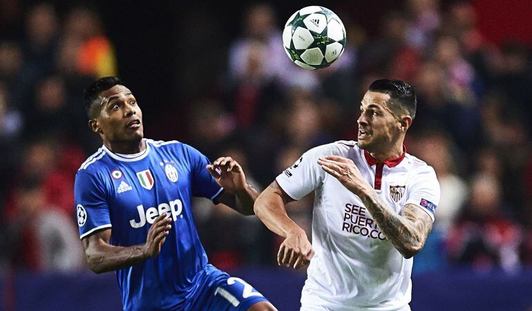 SEVILLE, SPAIN - NOVEMBER 22:  Alex Sandro of Juventus (L) competes for the ball with Victor Machin Perez "Vitolo" of Sevilla FC (R) during the UEFA Champions League match between Sevilla FC and Juventus at Estadio Ramon Sanchez Pizjuan on November 22, 20