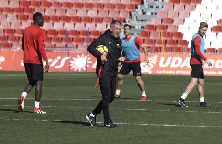 Lucas Alcaraz hablando con los jugadores.