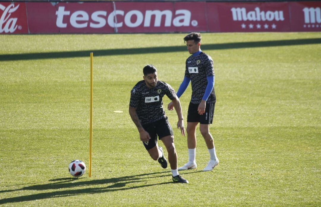 Jona Mejía, entrenandose, junto a Salinas