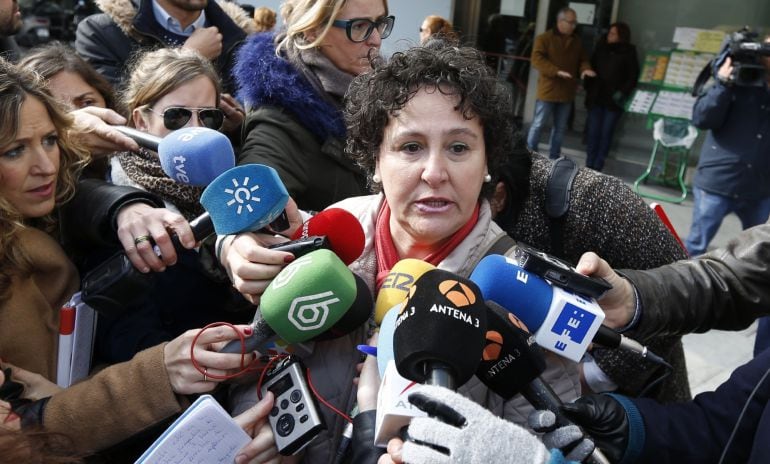 María Salmerón, la mujer sevillana que espera un indulto del Gobierno tras impedir que su hija viera a su exmarido, quien fue condenado a 21 meses de prisión por los malos tratos físicos, psicológicos y sexuales que le infligió, atiende a los medios hoy a