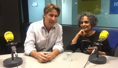 Javier del Pino y Arundathi Roy en los estudios de Radio Madrid