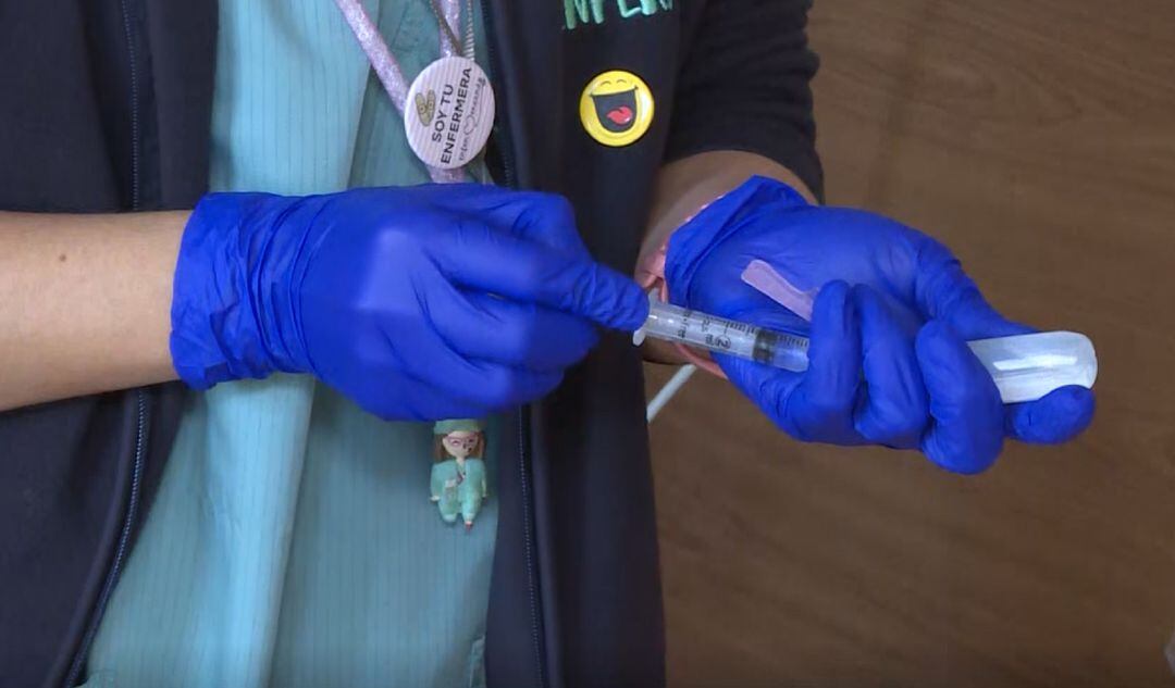 Enfermera prepara una vacuna contra el covid