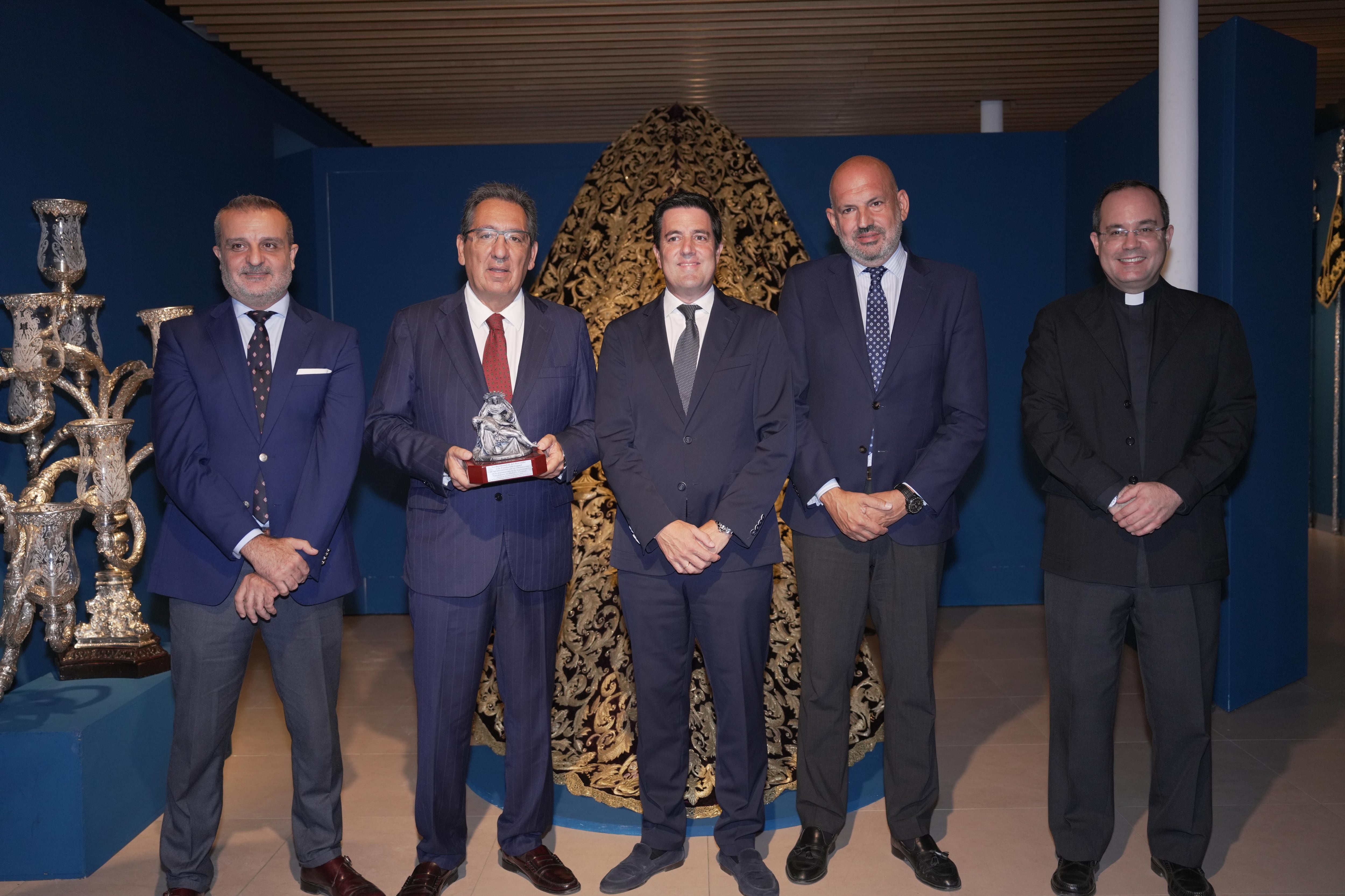 De izquierda a derecha, Ignacio Sánchez Rico, comisario de la muestra; Antonio Pulido, presidente de la Fundación Cajasol; Fernando Rodríguez Carrillo, Hermano Mayor de la Hermandad del Baratillo; Manuel Alés, delegado de Fiestas Mayores del Ayuntamiento de Sevilla; Andrés Ybarra, director espiritual de la Hermandad del Baratillo