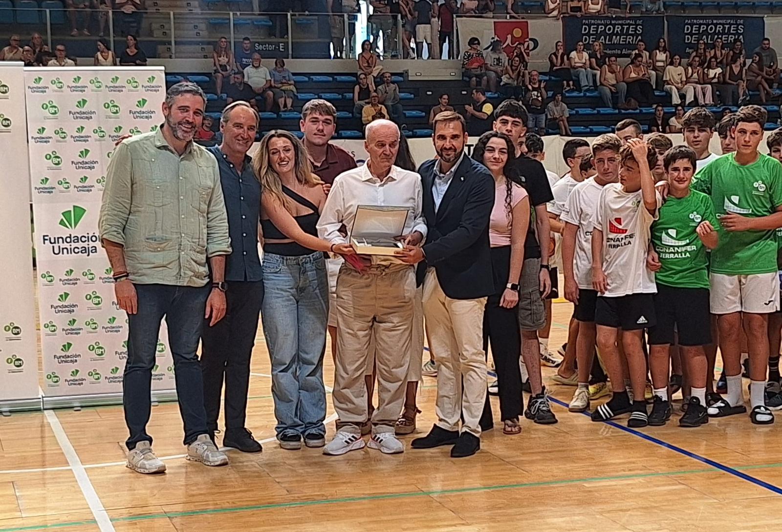La Federación Andaluza rindió un emocionante y merecido homenaje al almeriense Guillermo Plaza, que rodeado de familiares, amigos e instituciones recibió los aplausos del público.