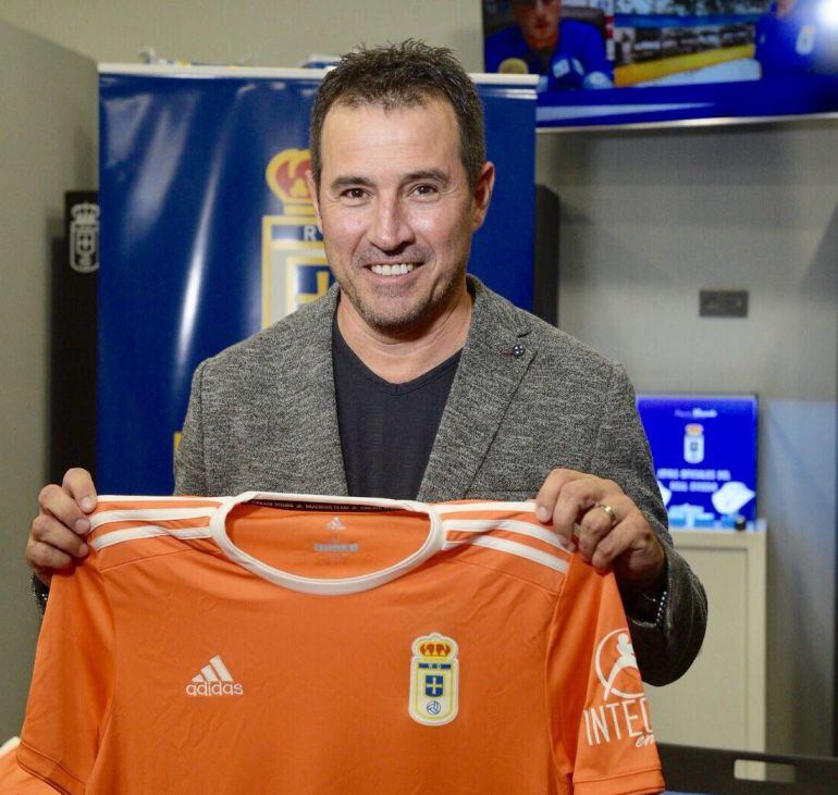Joaquín del Olmo posa con la tercera equipación del Real Oviedo.