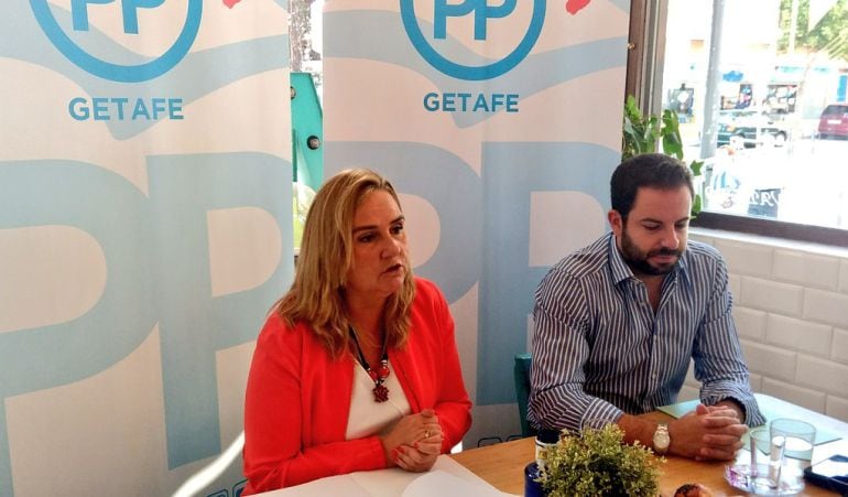 La consejera de Transportes, Rosalía Gonzalo, ha presentado en la sede del PP las mejoras previstas en Getafe