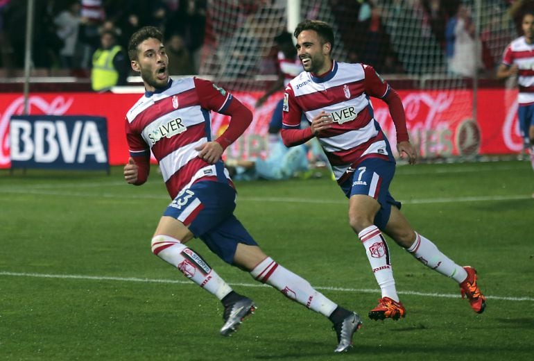  El centrocampista del Granada Rubén Rochina (i) celebra su gol, tercero del equipo frente al Getafe