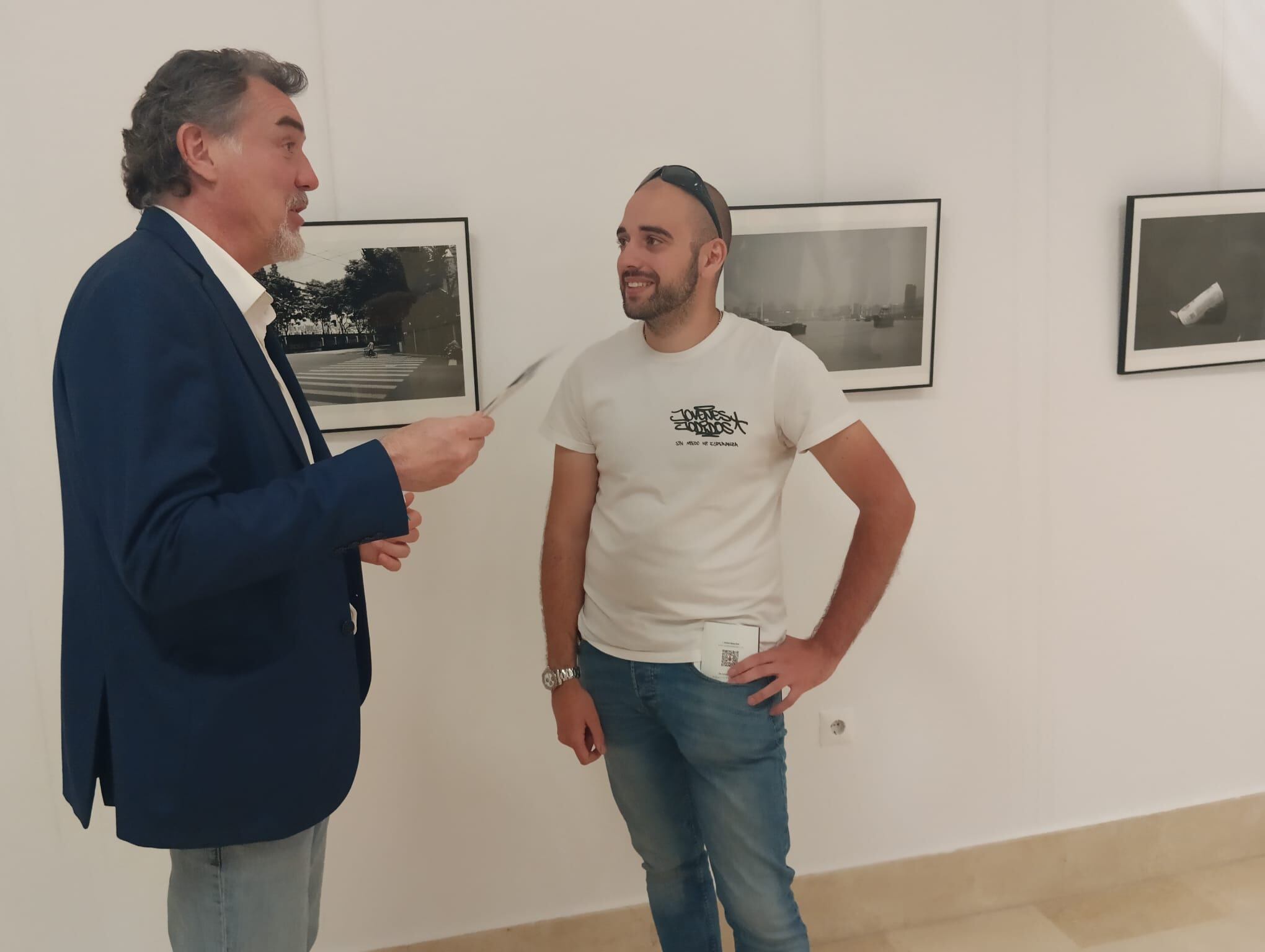 Pablo Azcona Martínez repasa la exposición con el concejal de Cultura, José Antonio Fuertes Escusol