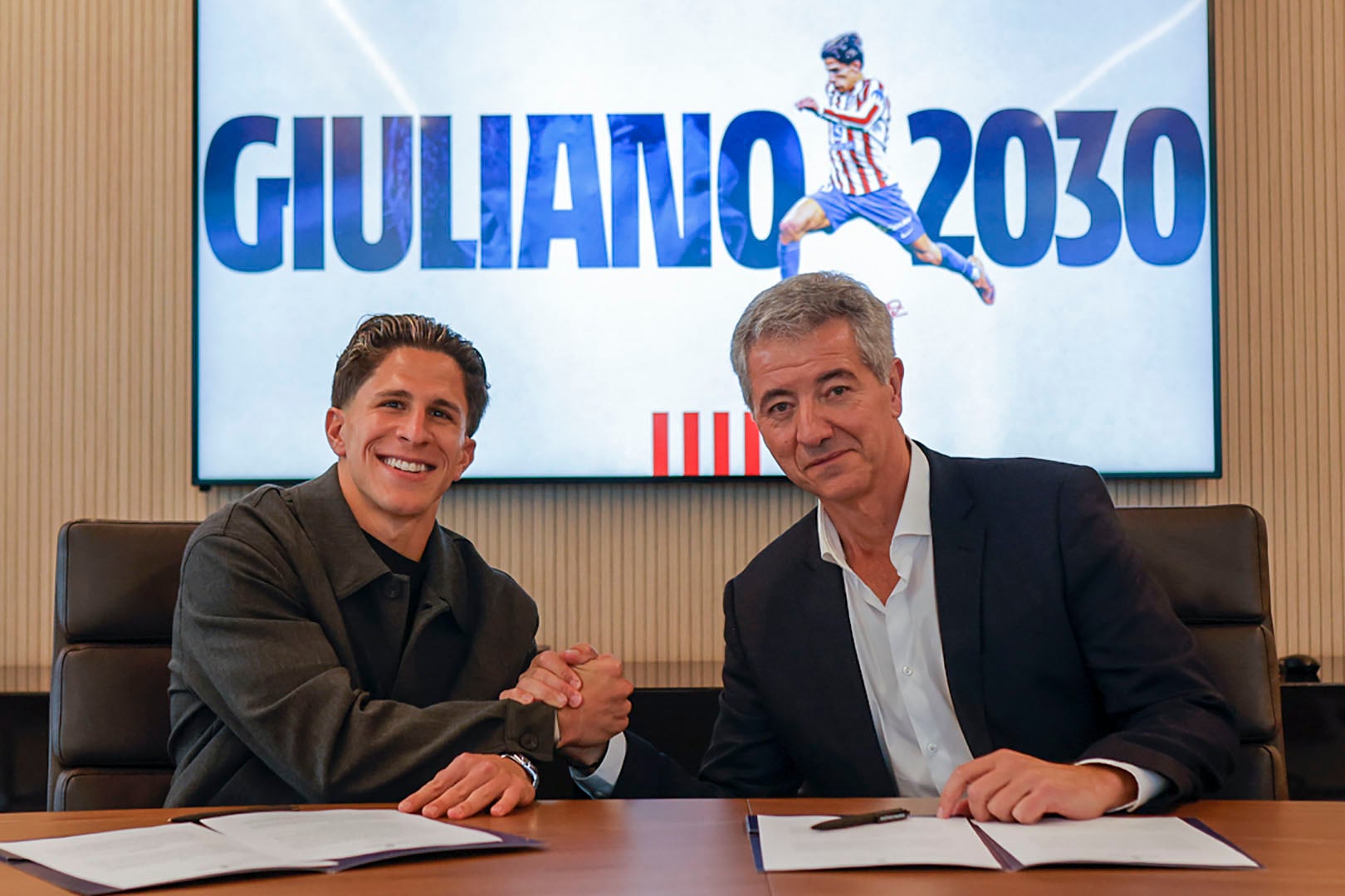 Giuliano Simeone junto Miguel Ángel Gil durante la firma de la ampliación de contrato del jugador  argentino