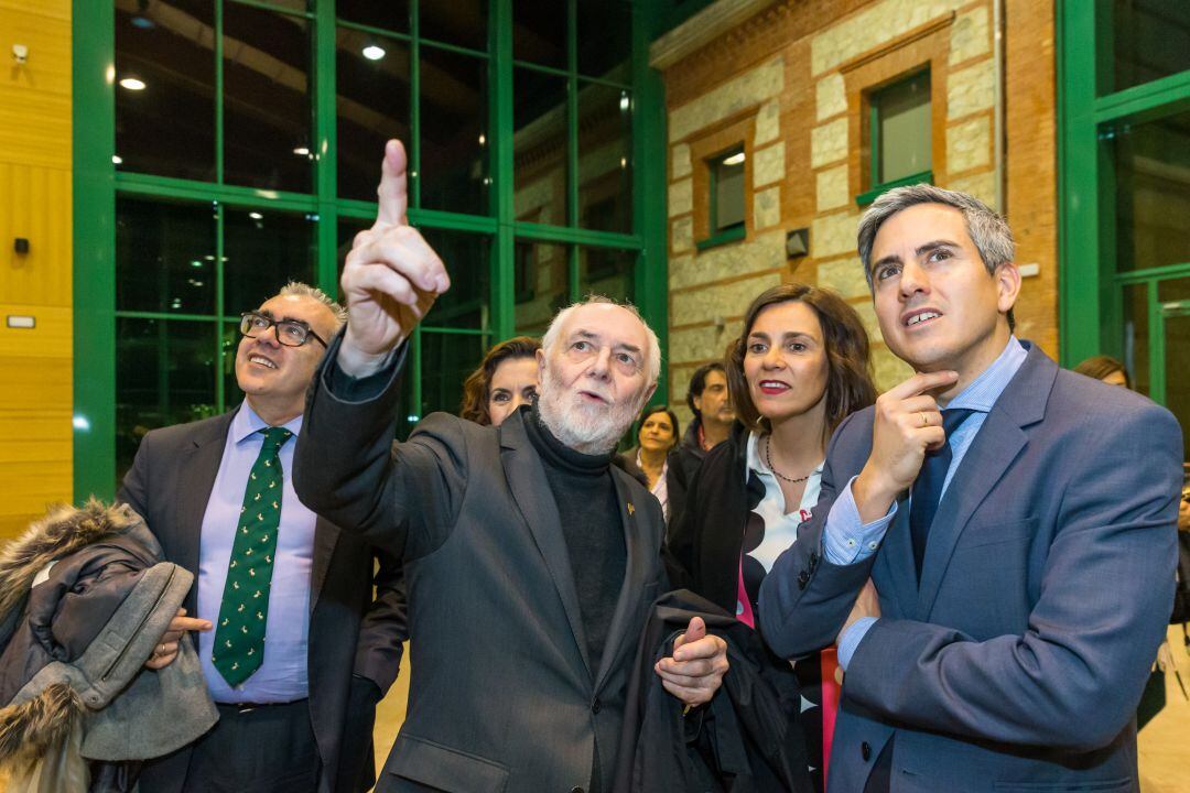 Pedro Sobrado explica a las autoridades el contenido de la exposición que se puede visitar en la Biblioteca Central de Cantabria.