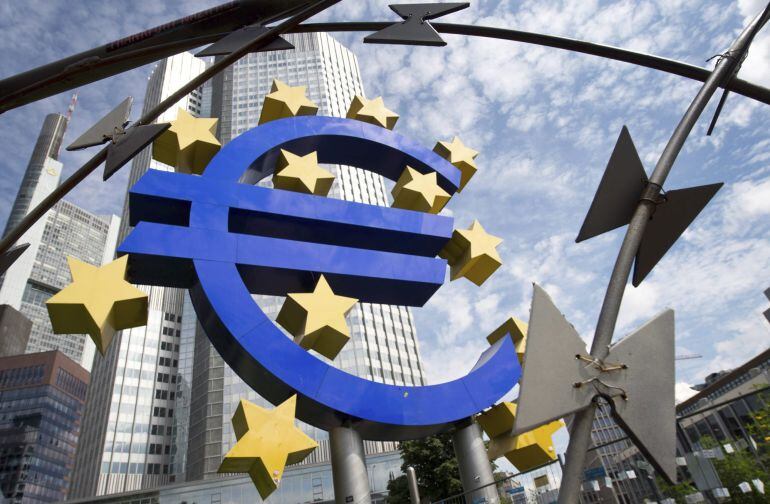 Vista de la escultura con el logo del euro que decora los alrededores de la sede del Banco Central Europeo (BCE) en Fráncfort (Alemania).