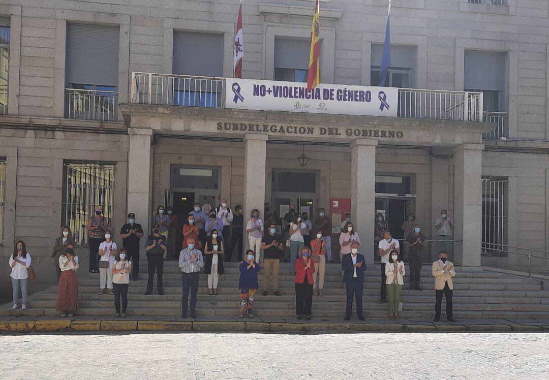 Minuto de silencio a las puertas de la Subdelgación del Gobierno