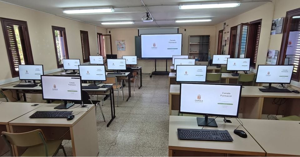 Nuevo equipamiento en la escuela de adultos de Canals