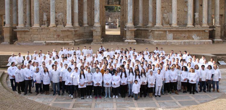 Cocineros en Teatro Romano junto al alcalde, presidenta de la Asamblea y Delegado Turismo.