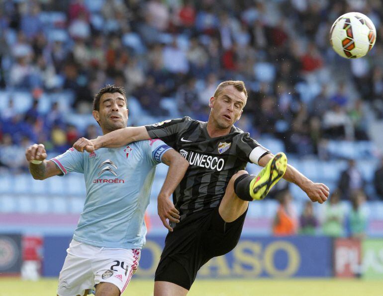 El malaguista Duda disputa un balón ante el jugador del Celta Augusto Fernández