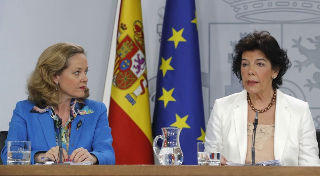 La portavoz del Gobierno y ministra de Educación, Isabel Celaá, y la ministra de Economía, Nadia Calviño (i), durante la rueda de prensa posterior al Consejo de Ministros, este viernes en el palacio de La Moncloa.