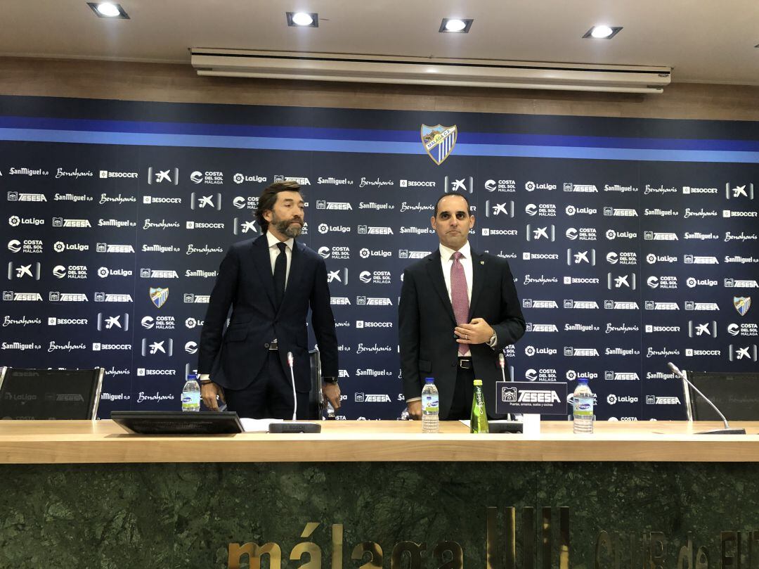 Richard Shaheen, junto a su traductor, en la sala de prensa de La Rosaleda