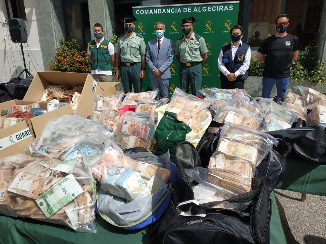 Dinero incautado en la operación.